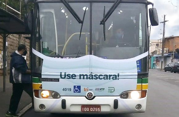 onibus adesivado mascara